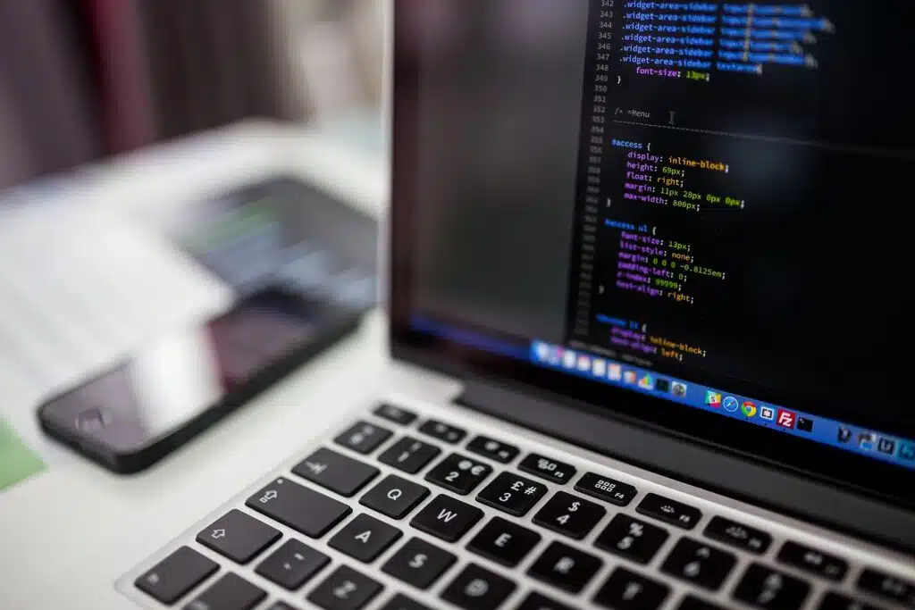 Code informatique affiché sur un ordinateur pour des services de développement, migration et site vitrine