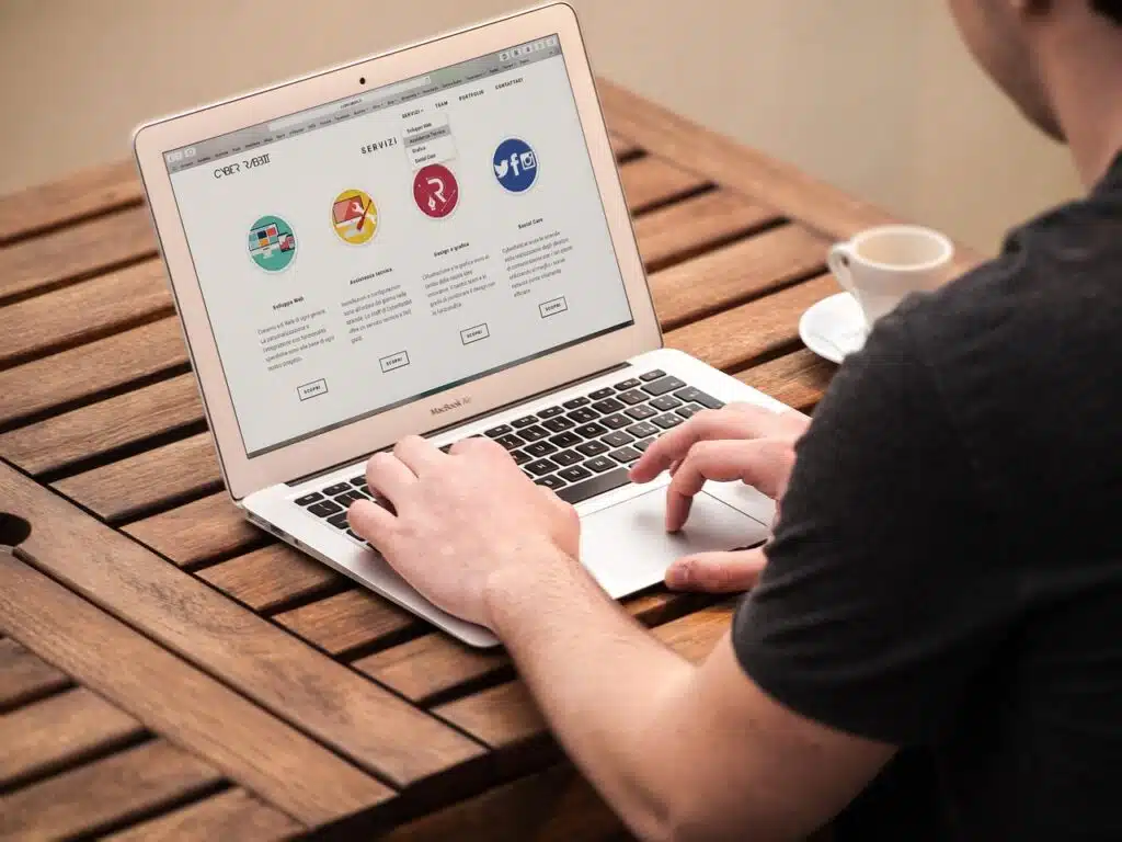 Création d'un site web sur un ordinateur portable