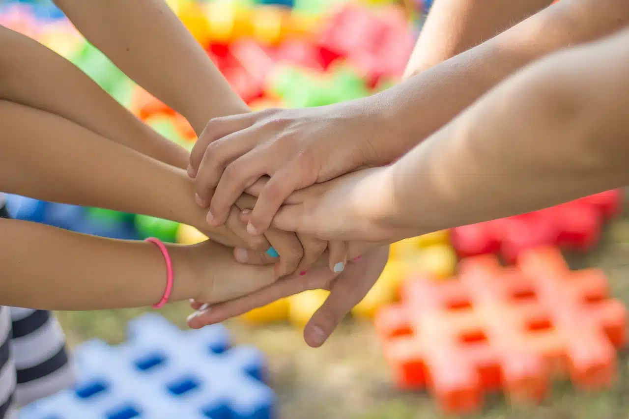 Mains unies en signe de collaboration pour une fondation