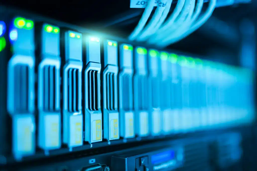 Serveurs informatiques avec lumières LED allumées