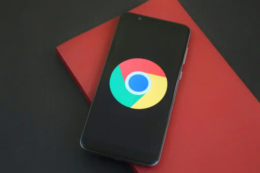 Téléphone affichant le logo Google