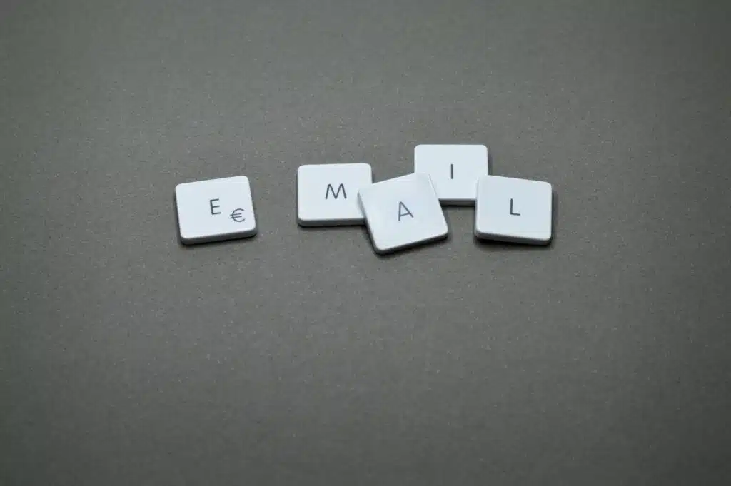 Le mot "email" formé par des tuiles Scrabble