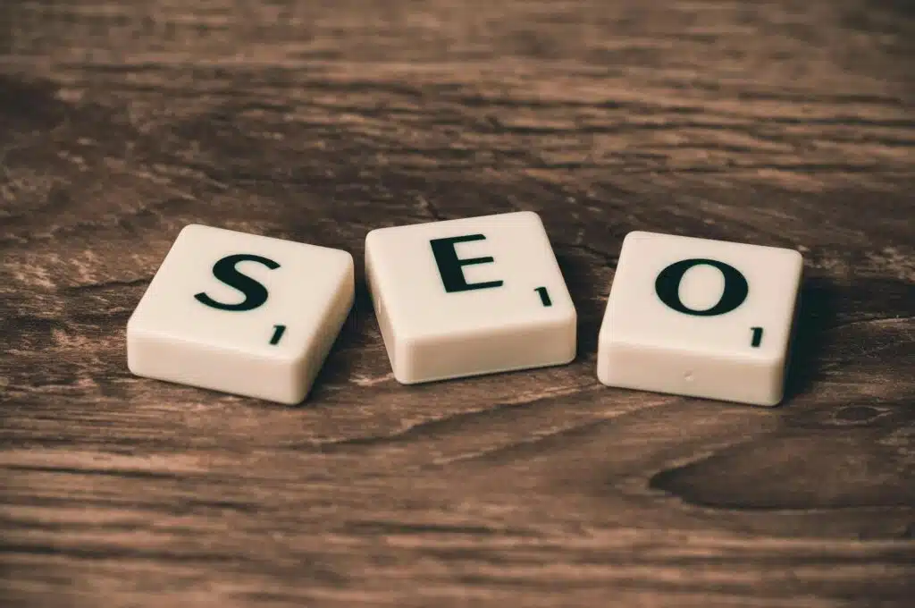 Lettres formant le mot SEO