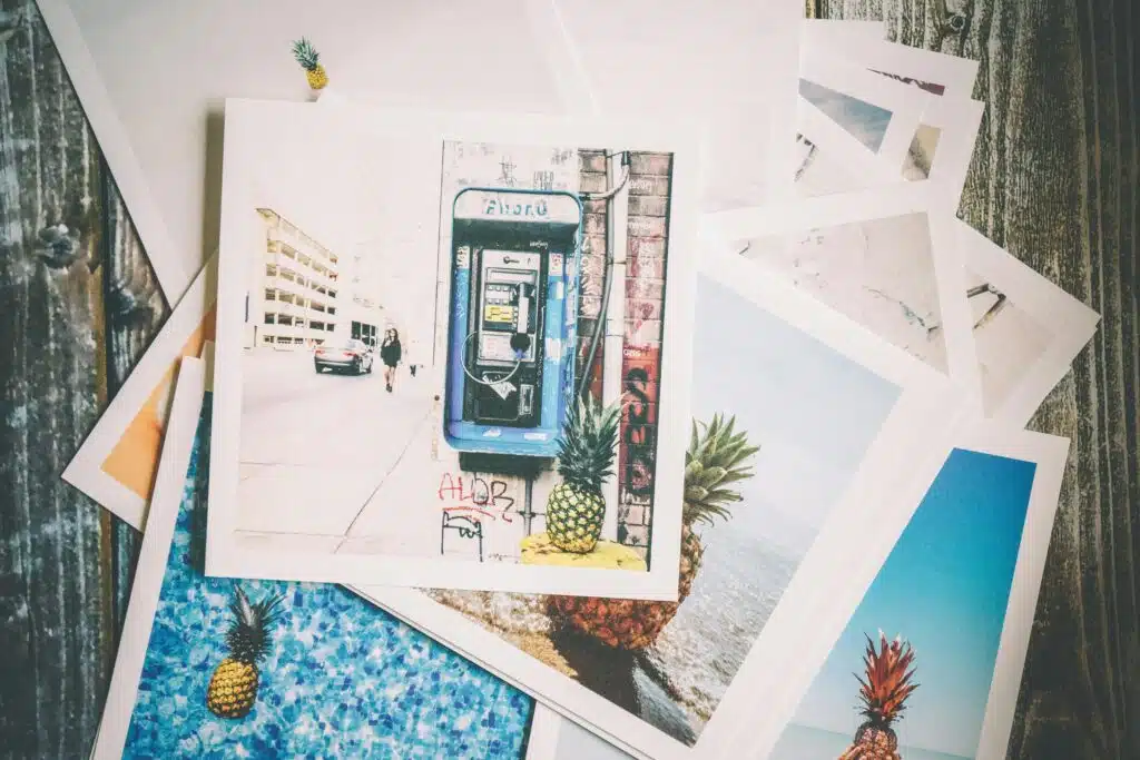 Photos éparpillées sur une table