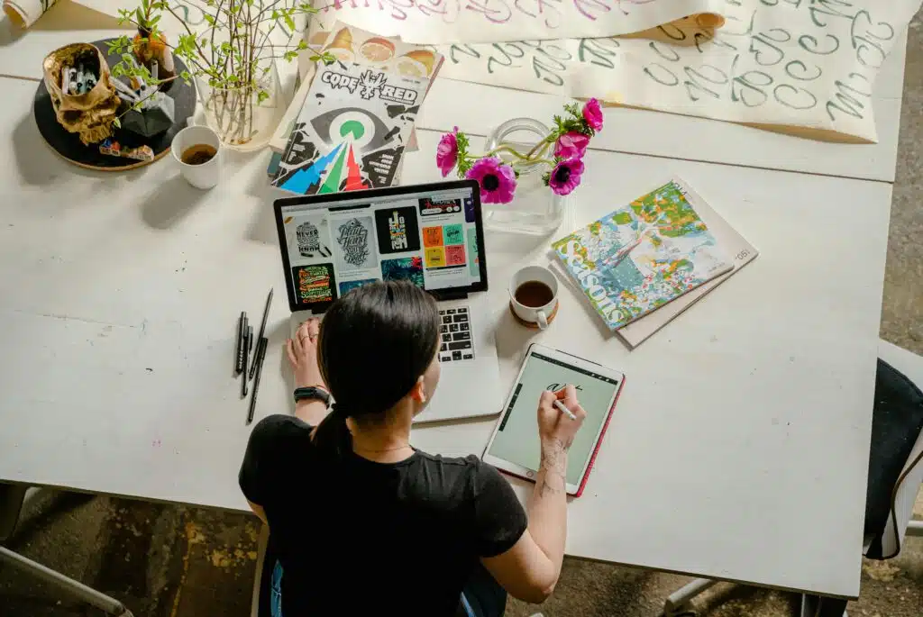 Personne travaillant sur des designs graphiques sur un ordinateur portable