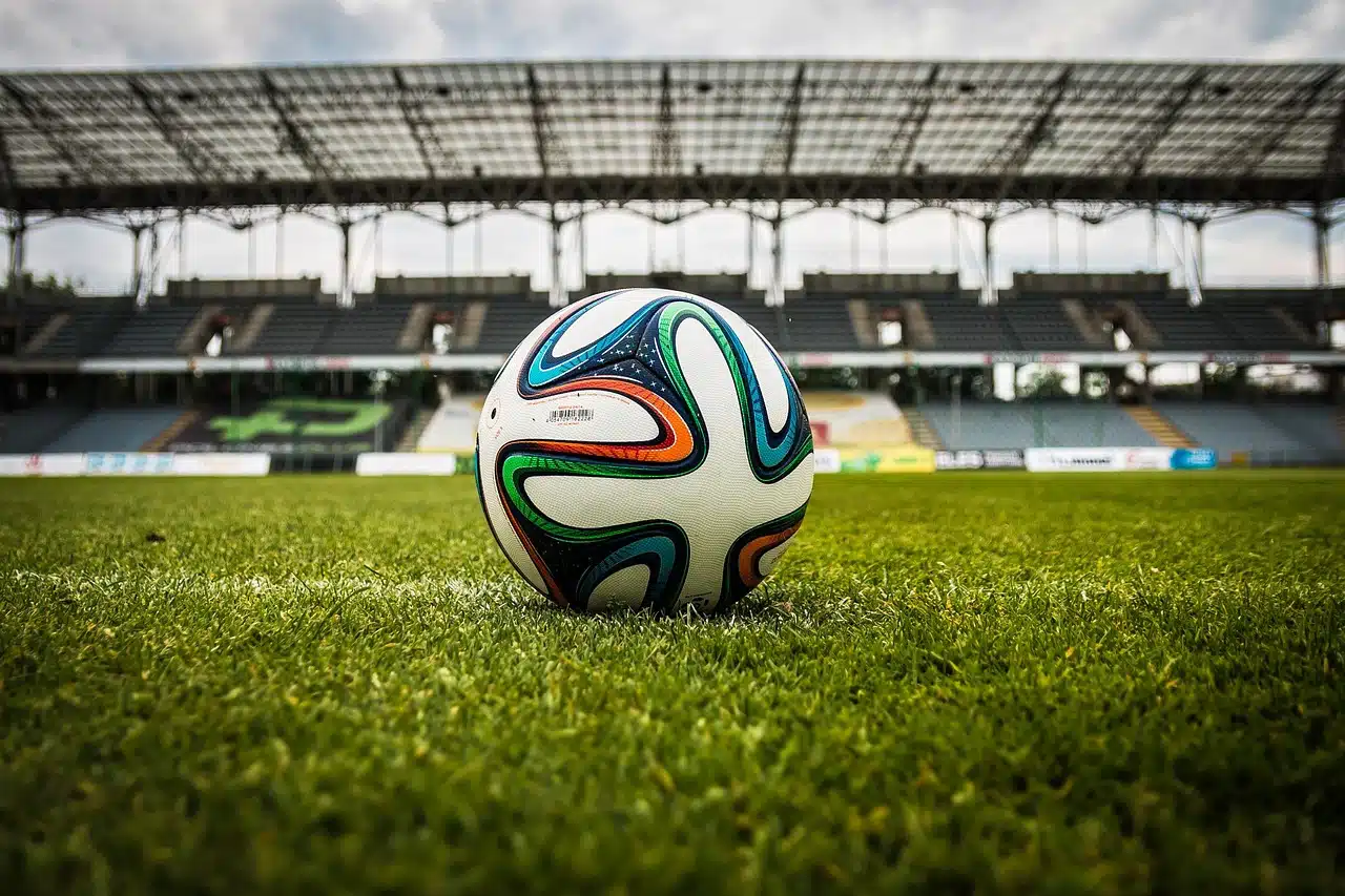 Ballon de sport sur un terrain de football