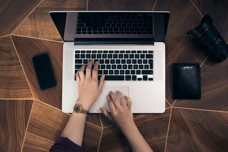 Personne travaillant sur un site web depuis un ordinateur portable